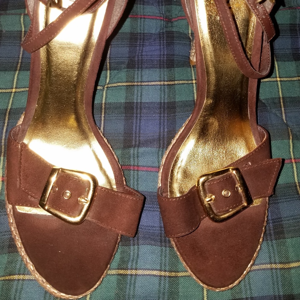 EUC BROWN HEELS